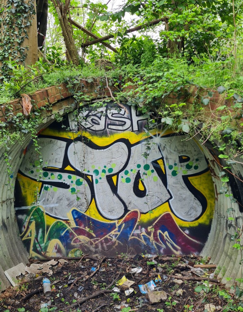 Walled pipe on the walk between Mill Hill East and Edgware.